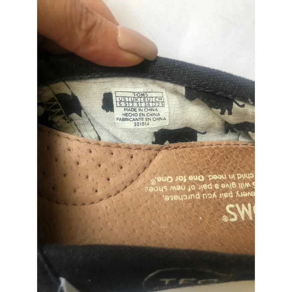 TOMS women’s black canvas flats size W5.5